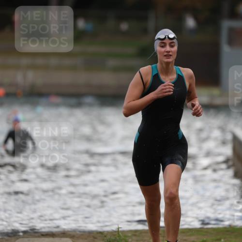 14.09.2025 - Stadtparktriathlon Michael Strokosch http://msf.ph/oto/8874812 14.09.2025 12:50:15 Schwimmen 1441, 1442 meine-sportfotos.de