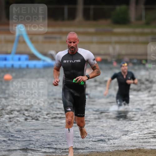 14.09.2025 - Stadtparktriathlon Michael Strokosch http://msf.ph/oto/8874878 14.09.2025 12:51:02 Schwimmen 1492, 1510 meine-sportfotos.de