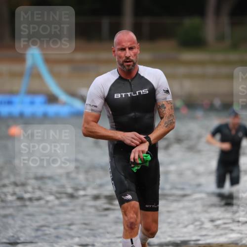14.09.2025 - Stadtparktriathlon Michael Strokosch http://msf.ph/oto/8874884 14.09.2025 12:51:03 Schwimmen 1492, 1510 meine-sportfotos.de