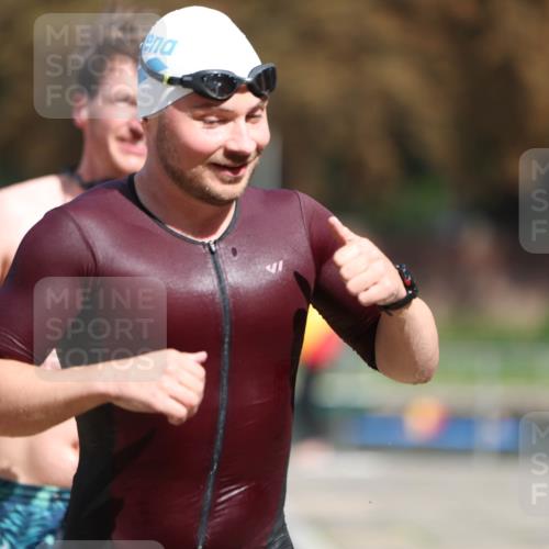 14.09.2025 - Stadtparktriathlon Michael Strokosch http://msf.ph/oto/8875370 14.09.2025 12:54:57 Schwimmen 1435, 1454, 1481, 1493, 1501 meine-sportfotos.de