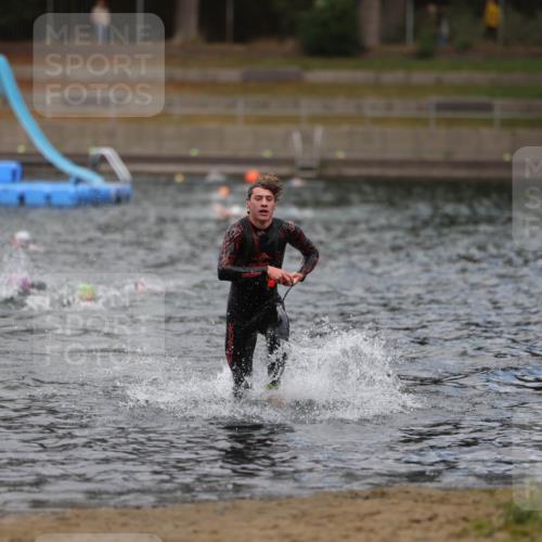 14.09.2025 - Stadtparktriathlon Michael Strokosch http://msf.ph/oto/8875557 14.09.2025 13:07:39 Schwimmen 1551, 1558 meine-sportfotos.de