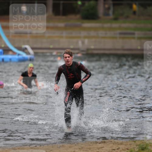 14.09.2025 - Stadtparktriathlon Michael Strokosch http://msf.ph/oto/8875560 14.09.2025 13:07:41 Schwimmen 1551, 1558 meine-sportfotos.de