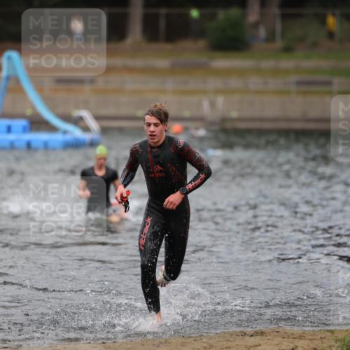 14.09.2025 - Stadtparktriathlon Michael Strokosch http://msf.ph/oto/8875563 14.09.2025 13:07:41 Schwimmen 1551, 1558 meine-sportfotos.de