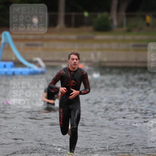 14.09.2025 - Stadtparktriathlon Michael Strokosch http://msf.ph/oto/8875565 14.09.2025 13:07:42 Schwimmen 1551, 1558 meine-sportfotos.de