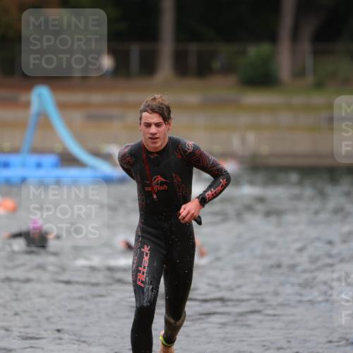 14.09.2025 - Stadtparktriathlon Michael Strokosch http://msf.ph/oto/8875569 14.09.2025 13:07:43 Schwimmen 1545, 1551, 1558 meine-sportfotos.de