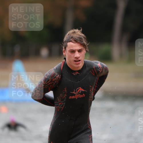 14.09.2025 - Stadtparktriathlon Michael Strokosch http://msf.ph/oto/8875577 14.09.2025 13:07:44 Schwimmen 1545, 1551, 1558 meine-sportfotos.de