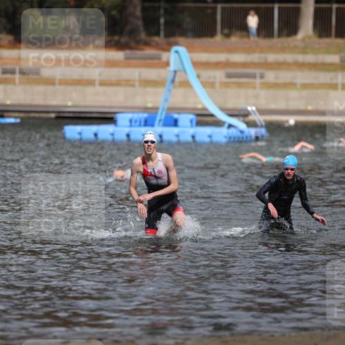 14.09.2025 - Stadtparktriathlon Michael Strokosch http://msf.ph/oto/8875629 14.09.2025 13:08:22 Schwimmen 1543, 1546 meine-sportfotos.de
