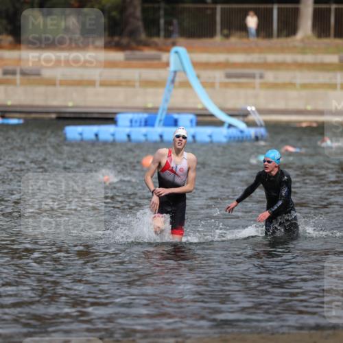 14.09.2025 - Stadtparktriathlon Michael Strokosch http://msf.ph/oto/8875631 14.09.2025 13:08:22 Schwimmen 1543, 1546 meine-sportfotos.de