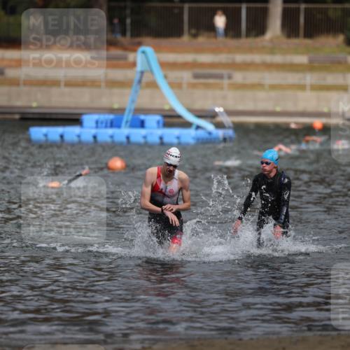 14.09.2025 - Stadtparktriathlon Michael Strokosch http://msf.ph/oto/8875632 14.09.2025 13:08:23 Schwimmen 1543, 1546 meine-sportfotos.de