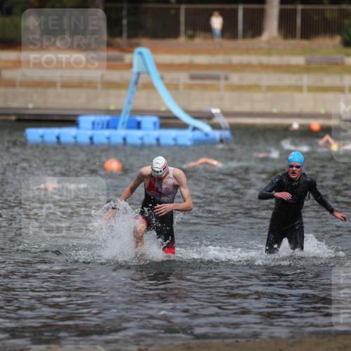 14.09.2025 - Stadtparktriathlon Michael Strokosch http://msf.ph/oto/8875634 14.09.2025 13:08:24 Schwimmen 1543, 1546 meine-sportfotos.de