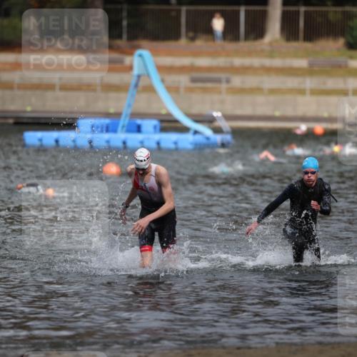 14.09.2025 - Stadtparktriathlon Michael Strokosch http://msf.ph/oto/8875635 14.09.2025 13:08:24 Schwimmen 1543, 1546 meine-sportfotos.de