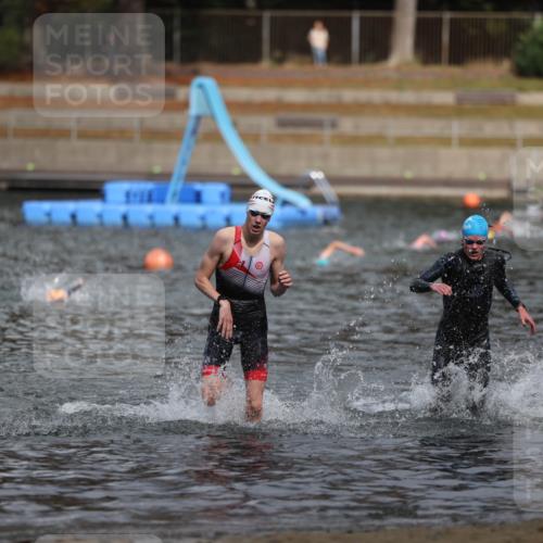 14.09.2025 - Stadtparktriathlon Michael Strokosch http://msf.ph/oto/8875638 14.09.2025 13:08:25 Schwimmen 1543, 1546 meine-sportfotos.de