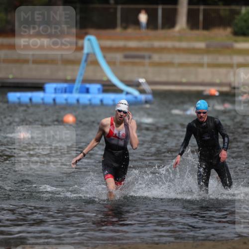 14.09.2025 - Stadtparktriathlon Michael Strokosch http://msf.ph/oto/8875640 14.09.2025 13:08:25 Schwimmen 1543, 1546 meine-sportfotos.de