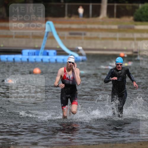 14.09.2025 - Stadtparktriathlon Michael Strokosch http://msf.ph/oto/8875641 14.09.2025 13:08:25 Schwimmen 1543, 1546 meine-sportfotos.de