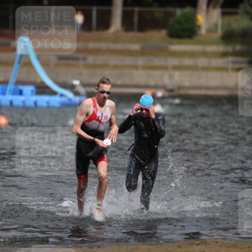 14.09.2025 - Stadtparktriathlon Michael Strokosch http://msf.ph/oto/8875645 14.09.2025 13:08:26 Schwimmen 1543, 1546 meine-sportfotos.de