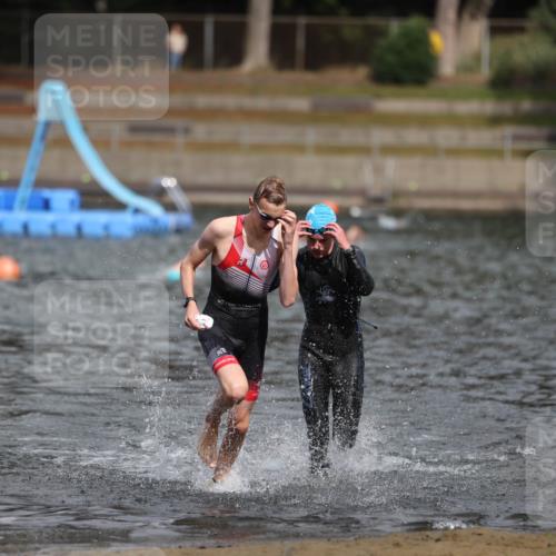 14.09.2025 - Stadtparktriathlon Michael Strokosch http://msf.ph/oto/8875646 14.09.2025 13:08:27 Schwimmen 1543, 1546 meine-sportfotos.de