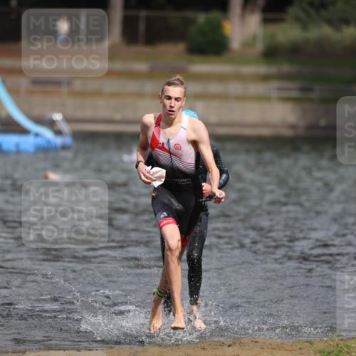 14.09.2025 - Stadtparktriathlon Michael Strokosch http://msf.ph/oto/8875648 14.09.2025 13:08:28 Schwimmen 1543, 1546 meine-sportfotos.de