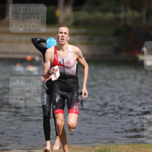 14.09.2025 - Stadtparktriathlon Michael Strokosch http://msf.ph/oto/8875652 14.09.2025 13:08:28 Schwimmen 1543, 1546 meine-sportfotos.de