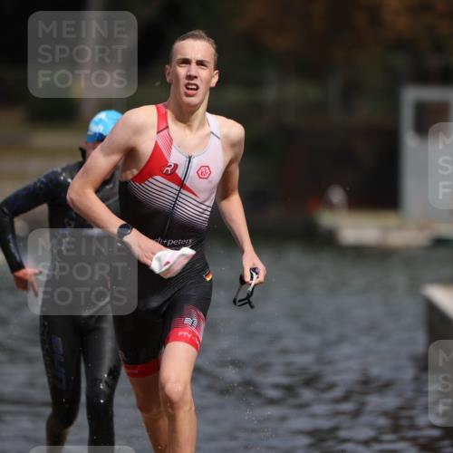 14.09.2025 - Stadtparktriathlon Michael Strokosch http://msf.ph/oto/8875658 14.09.2025 13:08:29 Schwimmen 1543, 1546 meine-sportfotos.de