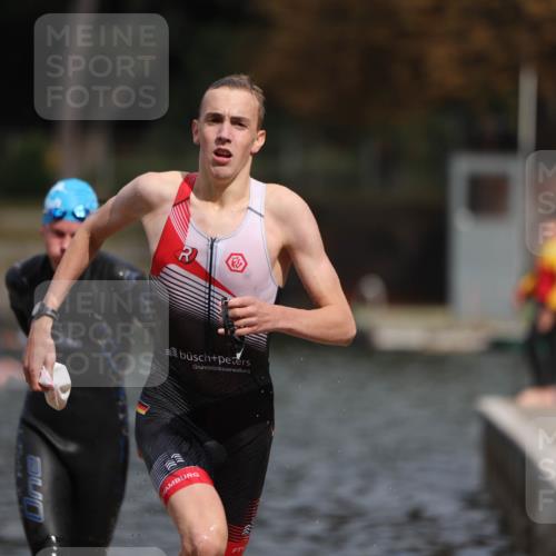 14.09.2025 - Stadtparktriathlon Michael Strokosch http://msf.ph/oto/8875659 14.09.2025 13:08:30 Schwimmen 1543, 1546 meine-sportfotos.de