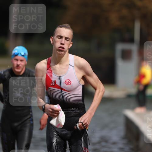 14.09.2025 - Stadtparktriathlon Michael Strokosch http://msf.ph/oto/8875661 14.09.2025 13:08:30 Schwimmen 1543, 1546 meine-sportfotos.de