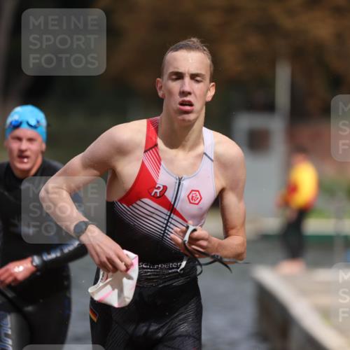 14.09.2025 - Stadtparktriathlon Michael Strokosch http://msf.ph/oto/8875662 14.09.2025 13:08:30 Schwimmen 1543, 1546 meine-sportfotos.de