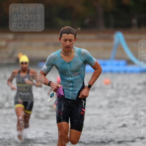 14.09.2025 - Stadtparktriathlon Michael Strokosch http://msf.ph/oto/8875755 14.09.2025 13:09:19 Schwimmen 1525, 1541, 1552 meine-sportfotos.de
