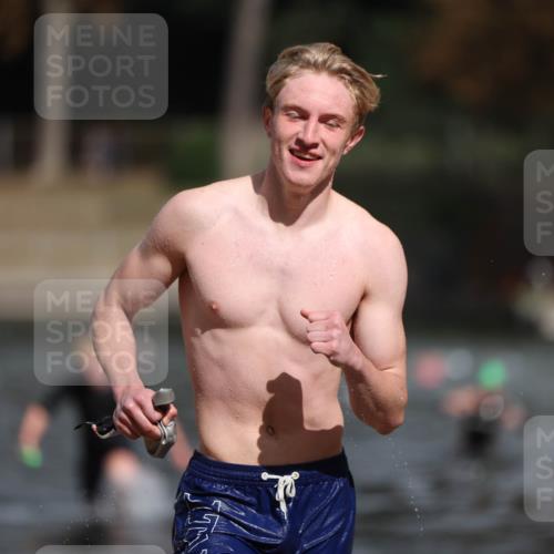 14.09.2025 - Stadtparktriathlon Michael Strokosch http://msf.ph/oto/8875914 14.09.2025 13:11:34 Schwimmen 1544, 1559 meine-sportfotos.de