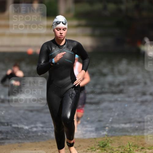 14.09.2025 - Stadtparktriathlon Michael Strokosch http://msf.ph/oto/8876005 14.09.2025 13:12:25 Schwimmen 1534, 1539, 1554 meine-sportfotos.de