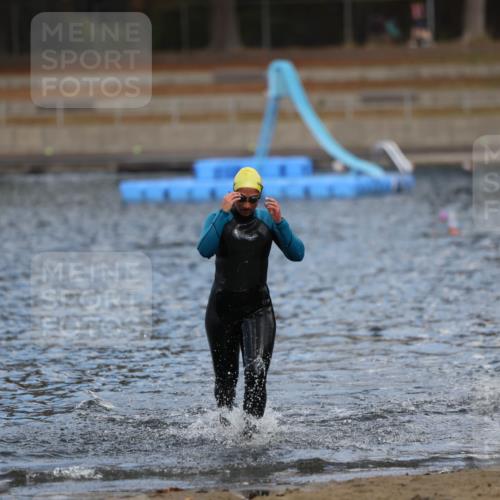 14.09.2025 - Stadtparktriathlon Michael Strokosch http://msf.ph/oto/8876063 14.09.2025 13:15:02 Schwimmen 1529, 1535, 1556 meine-sportfotos.de