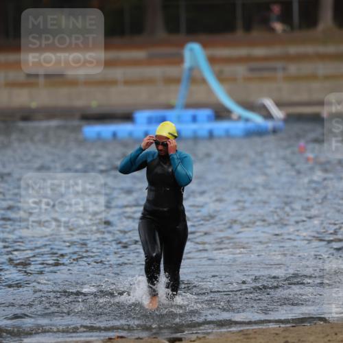 14.09.2025 - Stadtparktriathlon Michael Strokosch http://msf.ph/oto/8876065 14.09.2025 13:15:02 Schwimmen 1529, 1535, 1556 meine-sportfotos.de