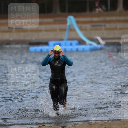 14.09.2025 - Stadtparktriathlon Michael Strokosch http://msf.ph/oto/8876067 14.09.2025 13:15:02 Schwimmen 1529, 1535, 1556 meine-sportfotos.de