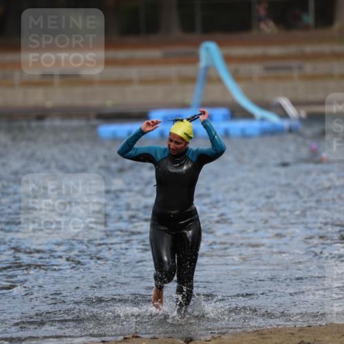 14.09.2025 - Stadtparktriathlon Michael Strokosch http://msf.ph/oto/8876070 14.09.2025 13:15:03 Schwimmen 1529, 1535, 1556 meine-sportfotos.de