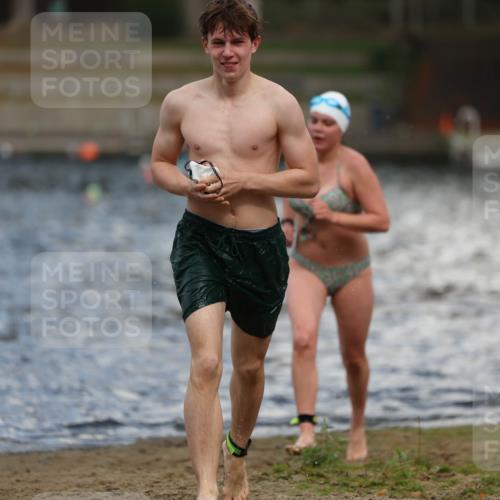 14.09.2025 - Stadtparktriathlon Michael Strokosch http://msf.ph/oto/8876075 14.09.2025 13:15:06 Schwimmen 1529, 1535, 1556 meine-sportfotos.de