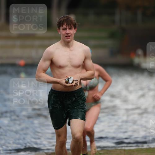 14.09.2025 - Stadtparktriathlon Michael Strokosch http://msf.ph/oto/8876077 14.09.2025 13:15:06 Schwimmen 1529, 1535, 1556 meine-sportfotos.de