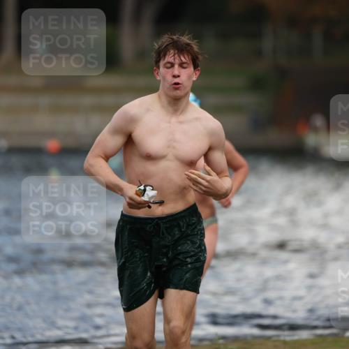 14.09.2025 - Stadtparktriathlon Michael Strokosch http://msf.ph/oto/8876078 14.09.2025 13:15:06 Schwimmen 1529, 1535, 1556 meine-sportfotos.de