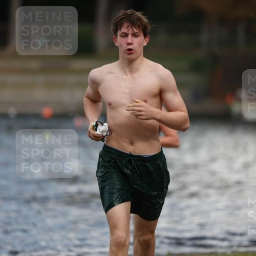 14.09.2025 - Stadtparktriathlon Michael Strokosch http://msf.ph/oto/8876080 14.09.2025 13:15:06 Schwimmen 1529, 1535, 1556 meine-sportfotos.de