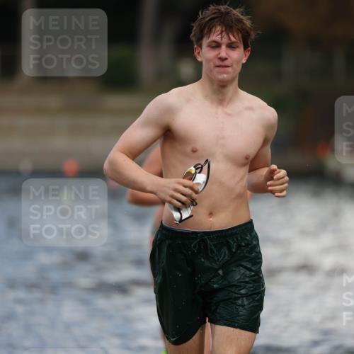 14.09.2025 - Stadtparktriathlon Michael Strokosch http://msf.ph/oto/8876082 14.09.2025 13:15:07 Schwimmen 1529, 1535, 1556, 1598 meine-sportfotos.de