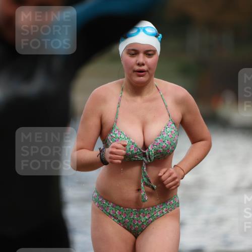 14.09.2025 - Stadtparktriathlon Michael Strokosch http://msf.ph/oto/8876088 14.09.2025 13:15:09 Schwimmen 1529, 1535, 1556, 1598 meine-sportfotos.de