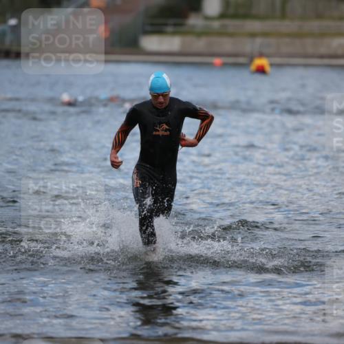 14.09.2025 - Stadtparktriathlon Michael Strokosch http://msf.ph/oto/8876093 14.09.2025 13:15:15 Schwimmen 1598 meine-sportfotos.de