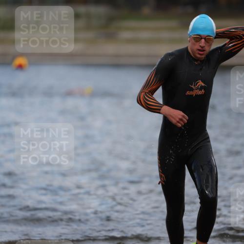14.09.2025 - Stadtparktriathlon Michael Strokosch http://msf.ph/oto/8876116 14.09.2025 13:15:18 Schwimmen 1598, 1620 meine-sportfotos.de