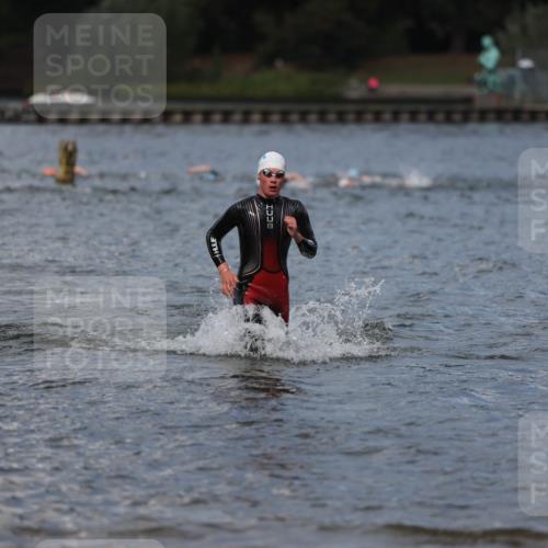 14.09.2025 - Stadtparktriathlon Michael Strokosch http://msf.ph/oto/8876117 14.09.2025 13:15:23 Schwimmen 1598, 1611, 1620 meine-sportfotos.de