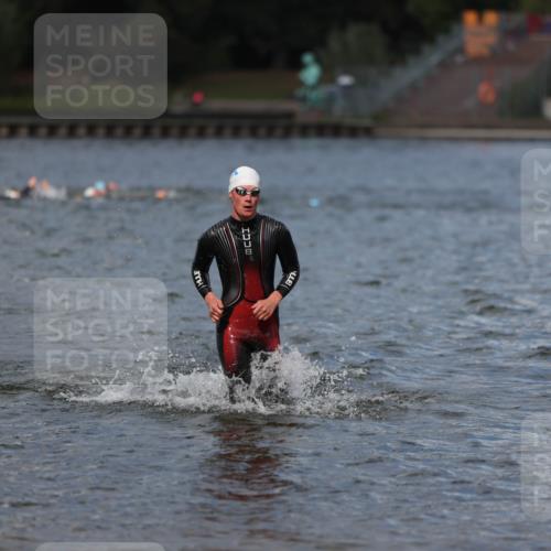 14.09.2025 - Stadtparktriathlon Michael Strokosch http://msf.ph/oto/8876129 14.09.2025 13:15:25 Schwimmen 1611, 1620 meine-sportfotos.de