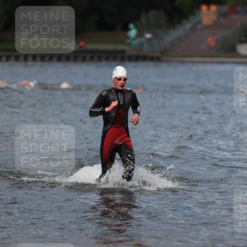 14.09.2025 - Stadtparktriathlon Michael Strokosch http://msf.ph/oto/8876130 14.09.2025 13:15:25 Schwimmen 1611, 1620 meine-sportfotos.de