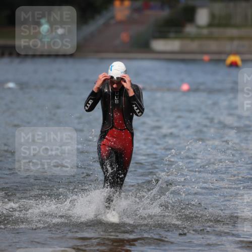 14.09.2025 - Stadtparktriathlon Michael Strokosch http://msf.ph/oto/8876138 14.09.2025 13:15:27 Schwimmen 1611, 1620 meine-sportfotos.de