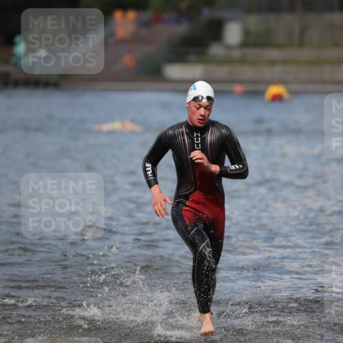 14.09.2025 - Stadtparktriathlon Michael Strokosch http://msf.ph/oto/8876141 14.09.2025 13:15:28 Schwimmen 1611, 1620 meine-sportfotos.de