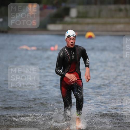 14.09.2025 - Stadtparktriathlon Michael Strokosch http://msf.ph/oto/8876143 14.09.2025 13:15:28 Schwimmen 1611, 1620 meine-sportfotos.de