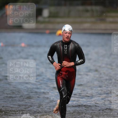 14.09.2025 - Stadtparktriathlon Michael Strokosch http://msf.ph/oto/8876147 14.09.2025 13:15:29 Schwimmen 1571, 1611, 1620 meine-sportfotos.de
