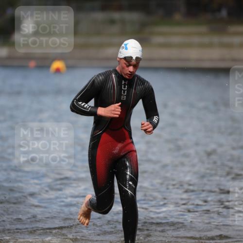 14.09.2025 - Stadtparktriathlon Michael Strokosch http://msf.ph/oto/8876148 14.09.2025 13:15:29 Schwimmen 1571, 1611, 1620 meine-sportfotos.de