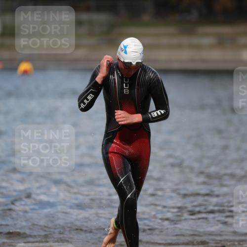 14.09.2025 - Stadtparktriathlon Michael Strokosch http://msf.ph/oto/8876150 14.09.2025 13:15:29 Schwimmen 1571, 1611, 1620 meine-sportfotos.de